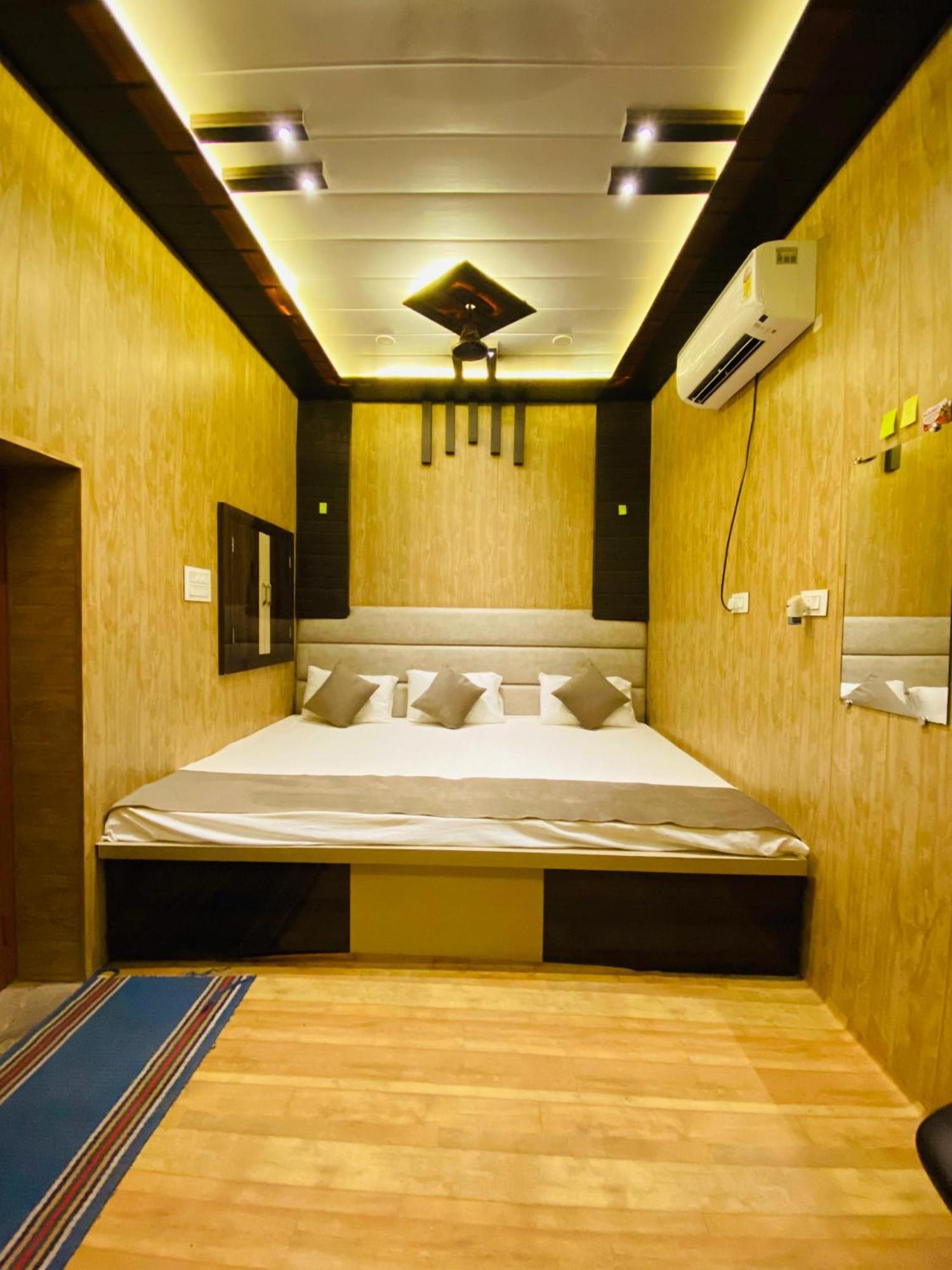 Namo Guest House Only For Indians Varanasi Esterno foto
