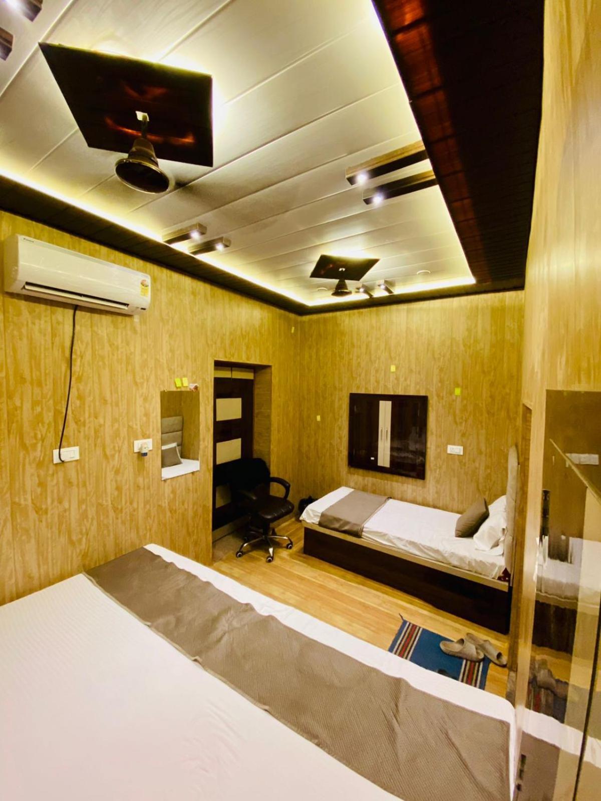 Namo Guest House Only For Indians Varanasi Esterno foto